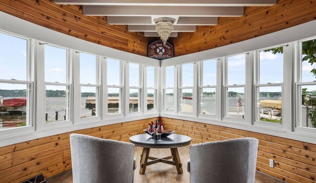 Fantastic Voyage on Pewaukee Lake| Location, Comfort, Experience