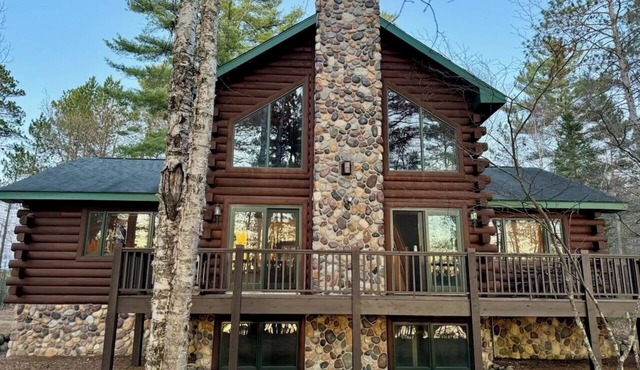 FANTASTIC waterfront home-Sleeps 12! Close to trails with WiFi, AC, fireplace!