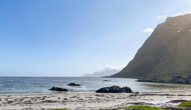 Fantastically located cottage with panoramic views of the sea and the islets.