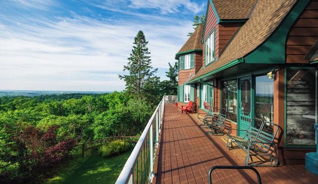 Far Horizons Vacation Luxury home in Montebello, Quebec