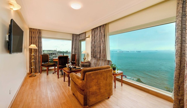 Fariyas Hotel