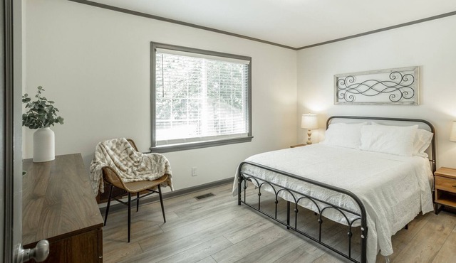 Farmhouse Bungalow | Close to Hamilton Mall + Downtown!