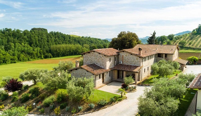 Farmhouse in Perugia with Hot Tub, Swimming Pool, Garden, BBQ