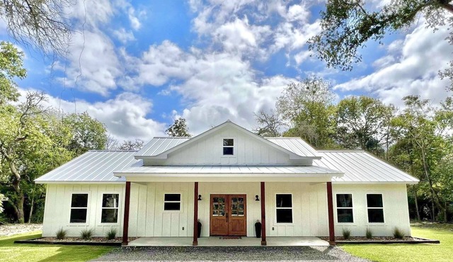 Farmhouse Retreat under the Oaks, located close to Round Top