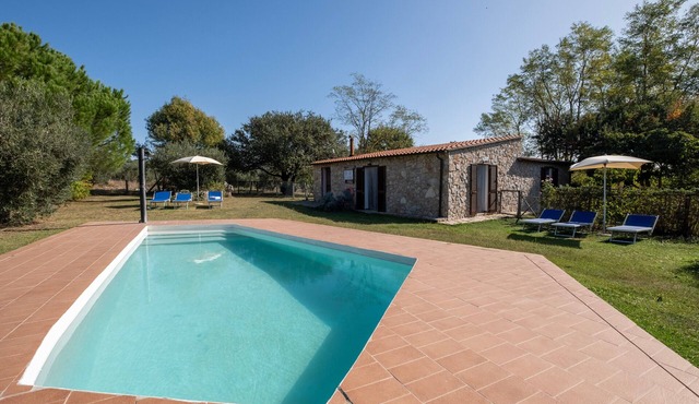 Farmhouse "Roccia" with Shared Pool, Private Terrace & Wi-Fi