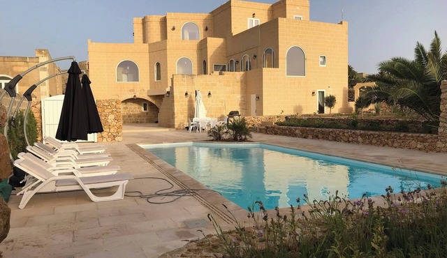 Farmhouse Villa with large pool & garden