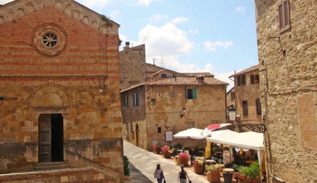Fashination, privacy and refined atmosphere, in romantic apartment of medioeval village.