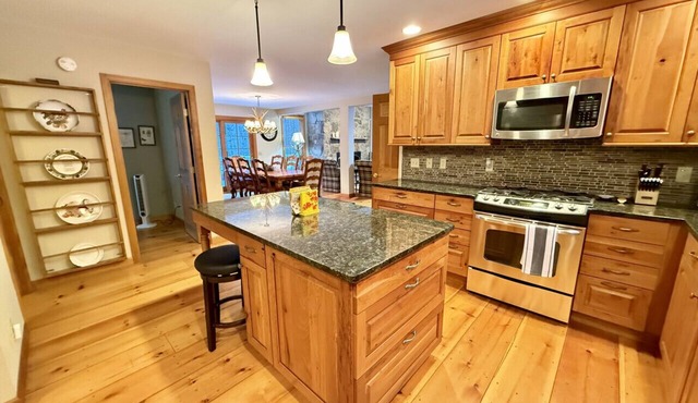 Featuring hot tub, pool table and sauna!