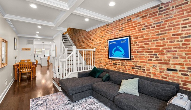 Fed Hill Luxury Retreat for Groups, Beautiful Views Harbor & Small Parking Pad