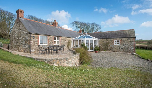 Felin Fach, Holiday property Llandeloy, Sleeps 8, 4 bedrooms, bathrooms