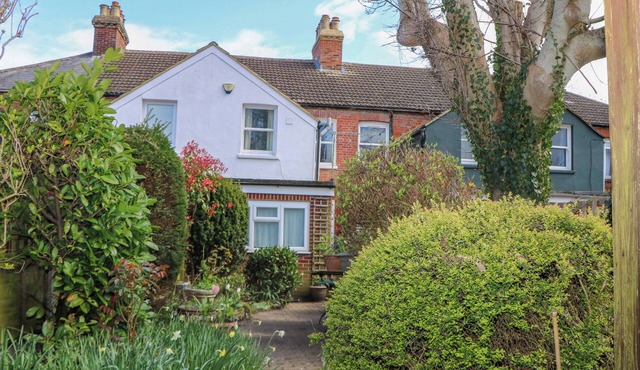 FELIX COTTAGE, pet friendly, country holiday cottage in Canterbury