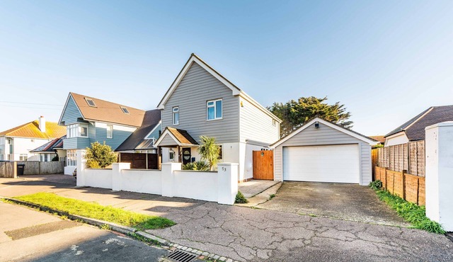 Felpham beachhouse with private garden and parking