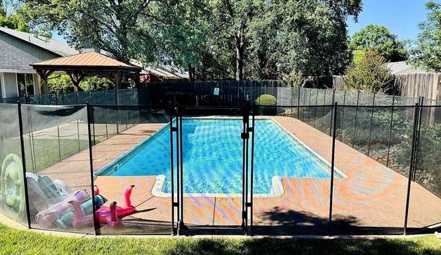 Fenced Pool 4BR King Bed En Route to Lassen