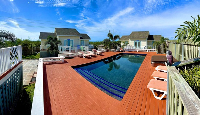 Fenced Property, Near all Beaches, Pool, Hot Tub, Sundeck, Firepit, Grill, Wi-Fi