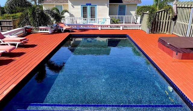 Fenced Property, Near all Beaches, Pool, Hot Tub, Sundeck, Firepit, Grill, Wi-Fi