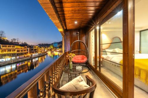 Fenghuang Ancient Town Lazy Cat Riverside Inn
