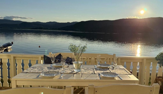 Feriehus ved Nisser med egen strand, brygge, peis og robåt til fri bruk