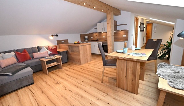 Ferienwohnung Hochalm, 1-2 Personen, 47 qm, Dusche/WC, Südbalkon, TV, separates Schlafzimmer, Nichtraucher, Dachgeschoss