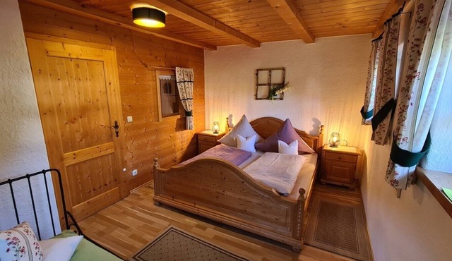 Ferienwohnung Nr. 1, 1-2 Personen, 60 qm, Dusche/WC, Terrasse, TV, W-LAN, 1 Schlafzimmer + 1 Wohnschlafzimmer, Kachelofen