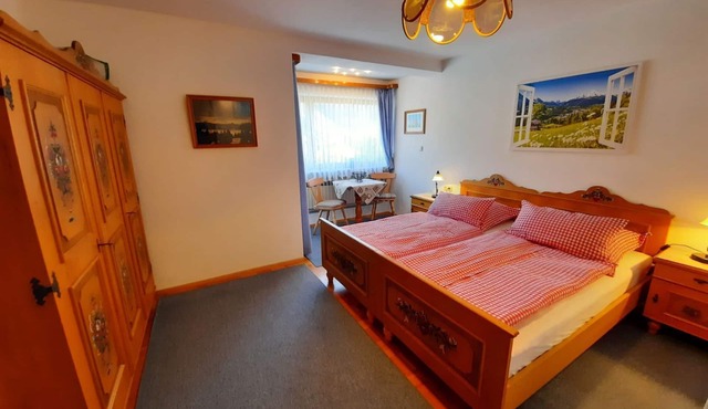 Ferienwohnung Nr. 1, 1-2 Personen, 45 qm, Dusche/WC, Balkon, TV, 1 Schlafzimmer, Obergeschoss, Nord-Westen
