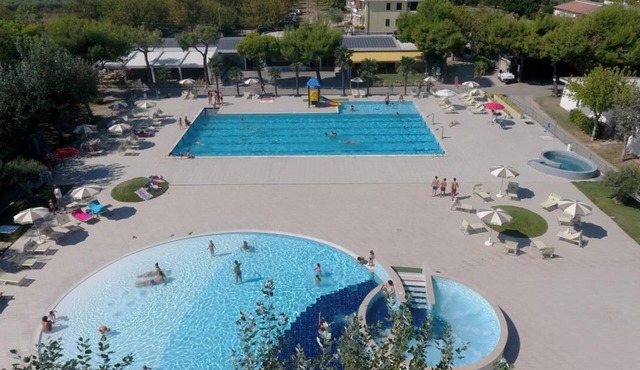 Feriendorf Stork Lodge Deluxe für 6 Personen