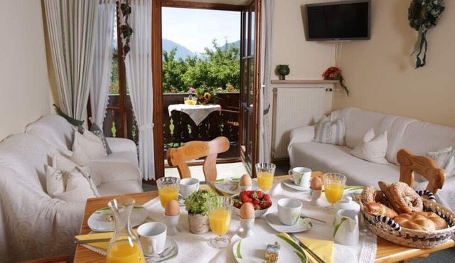 Ferienwohnung 2 Untersberg, 40qm OG, 1 Schlafraum, Wohnraum m. Küchenzeile, Dusche/WC, Balkon, Sat-TV, WLAN, max. 3 Personen