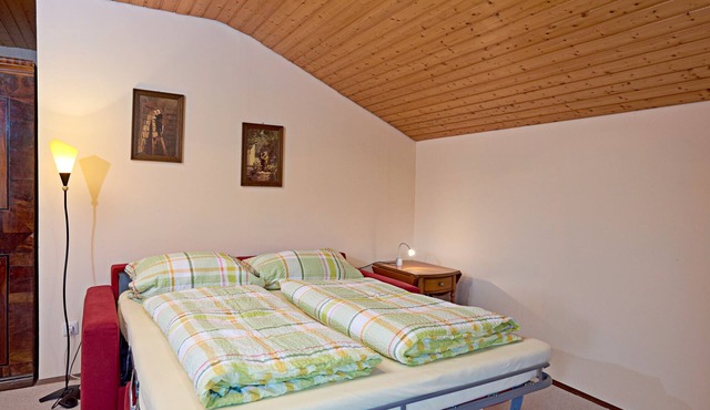 Ferienwohnung bis 3 Personen, 45qm, Dachgeschoss, 1 Einzel-Schlafzimmer, Wohn/Schlafraum, Küche, Süd-Loggia