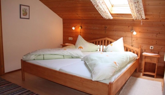 Ferienwohnung bis 4 Personen, Bauernhof, 47qm, Balkon, 2 Schlafzimmer, Wohnküche, SAT-TV = Enzianzimmer