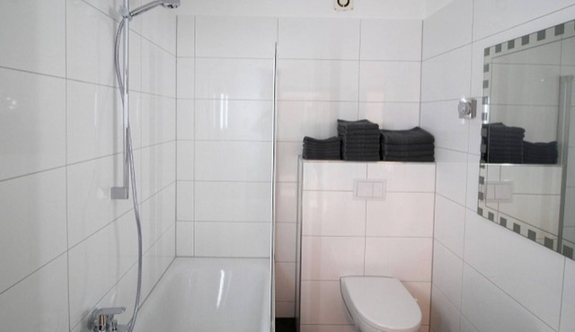 Ferienwohnung Bergisch-gladbach B01, 75qm, 2 Schlafzimmer, 1 Wohn-/ Schlafzimmer, Max. 4 Personen