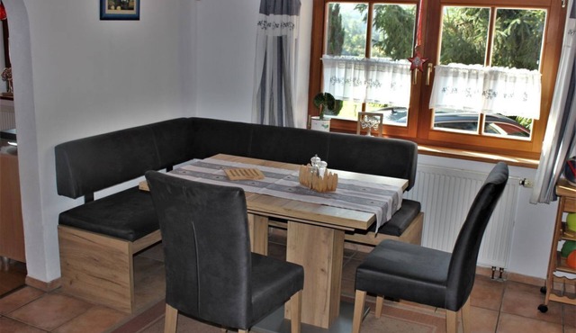 Ferienwohnung Erdgeschoss, 50 qm, 2-4 Pers., 1 Schlafzimmer, Wohnzimmer mit Ausziehcouch, Wohnküche, Bad/WC