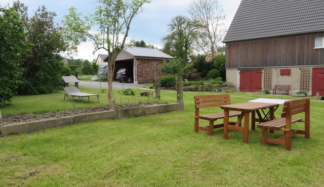 Ferienwohnung im Ehemaligem Bauernhaus mit Großem Wiesengrundstück