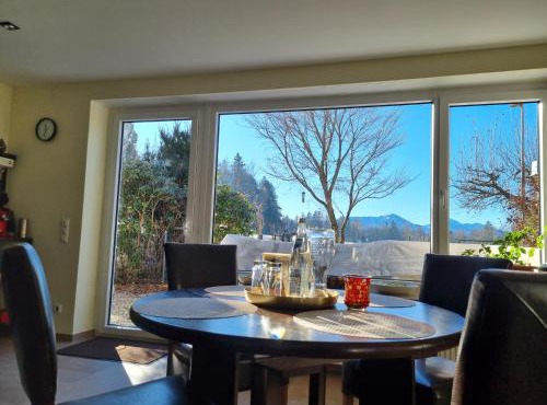 Ferienwohnung mit Garten und Bergblick
