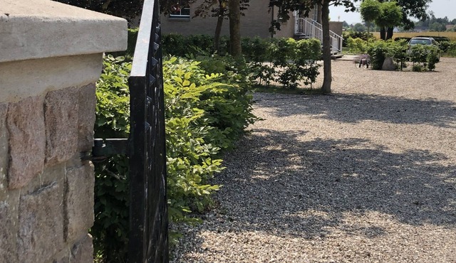 Ferienwohnung mit Weitläufigen, Parkähnlichen Garten, Pavillon und Bouleplatz