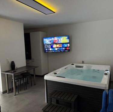 Ferienwohnung mit Whirpool, Fasssauna und Massagesessel - Medebach