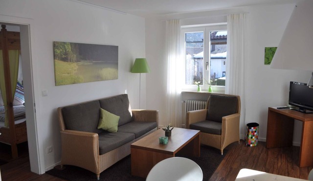 Ferienwohnung Wiesengrün. Sonniges Apartment mit Balkonblick auf den Wetterstein