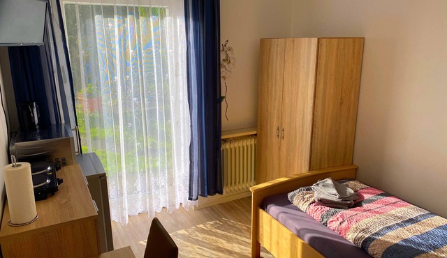 Ferienzimmer Fischach mit Kochgelegenheit, Dusche und Terrasse