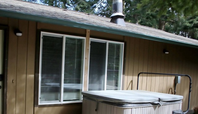 Fern Gully: Cozy cottage, Hot tub, Wood stove