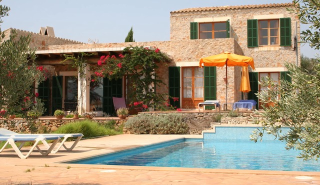Fetget, quiet rural estate with swimming pool.