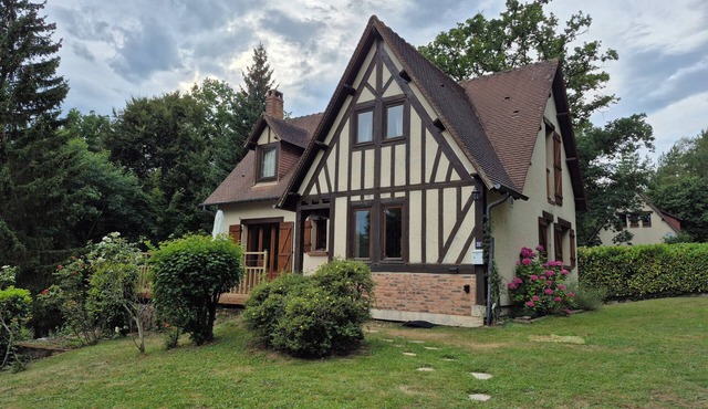 Fibered and turnkey family country house on the edge of the woods