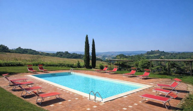 Fico – Rustic Tuscan Apartment on the Ground Floor with Patio and Pool, 2 Bedrooms