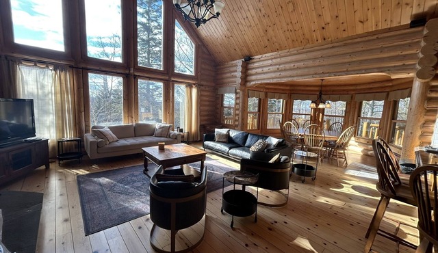 Fiddler Lake, spacious log cabin with pool, spa, sauna, pool table, poker table