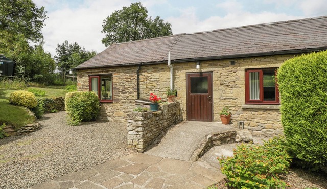 FIELDFARE, pet friendly, character holiday cottage in Kingsland