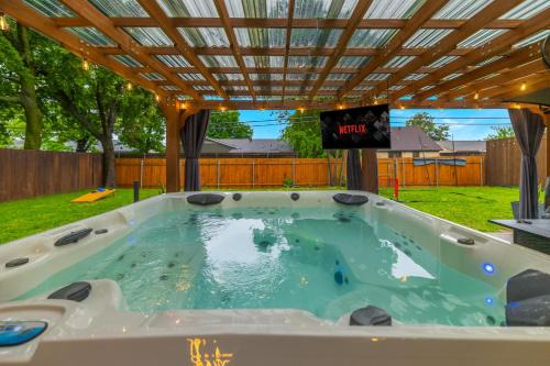 FIFA '26 World Cup Getaway with 7 people hot tub - Dallas Area