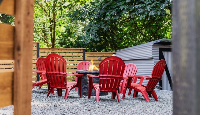 FIFA Ready 15 Min 2 Fan Zone/Stadium King Bed Firepit Creekside Pets OK Parking Near I-5 & UW & EV charger