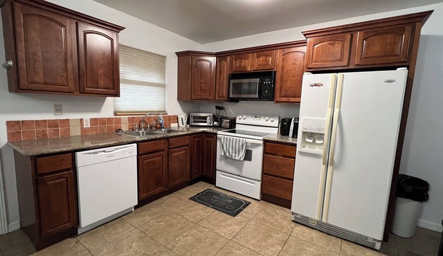 FIFA ready Corner garden view 2-bed townhome in tranquil Hollywood AC gated Wifi