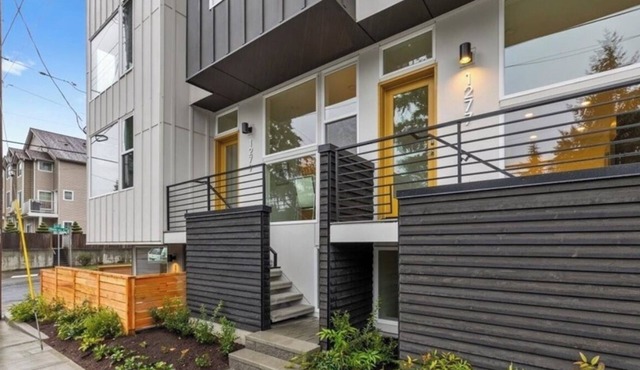⚽️FIFA Ready Marvelous 2.5-bedroom townhome close to LightRail. ⚽️ Entire Space ⚽️