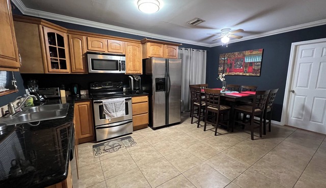 FIFA ready Nice 2-bedroom townhome with AC in lively Hollywood, Gated WIFI W/D