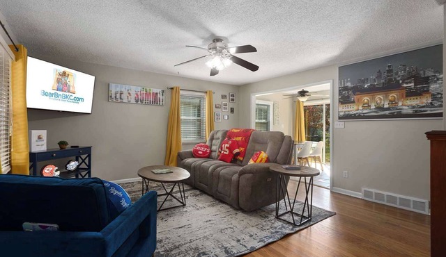 FIFA WC READY! 4 KING beds, Sleeps 8 Fenced Pets