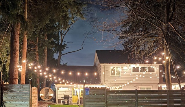 FIFA WORLD CUP/NW Lodge Seattle: Modern: Big Fenced Yard, AC, Sauna, 2 King Bed
