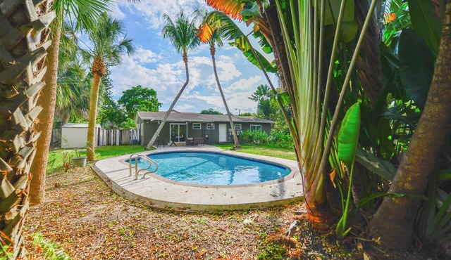 FIFA World Cup Pool Retreat | Near Beach & Sleeps 8